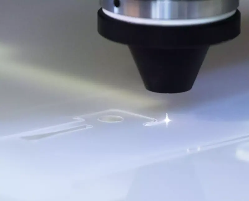 Acrylglas PLEXIGLAS® Bearbeitung verarbeiten lasern laserschneiden Laserteile